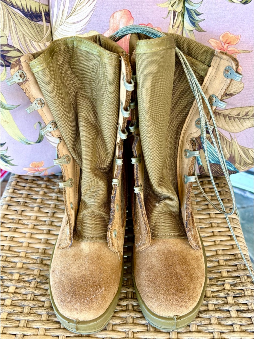 Vibram Men’s Lace-Up Combat Boots in Olive and Tan with Laces 
Never worn
Unisex